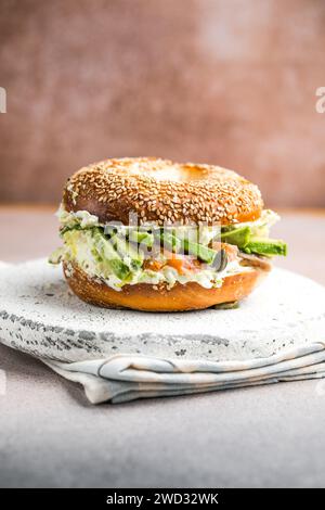 Herzhaftes Frühstück Sandwich auf einem Bagel mit Avocado, Lachs, Ei Stockfoto