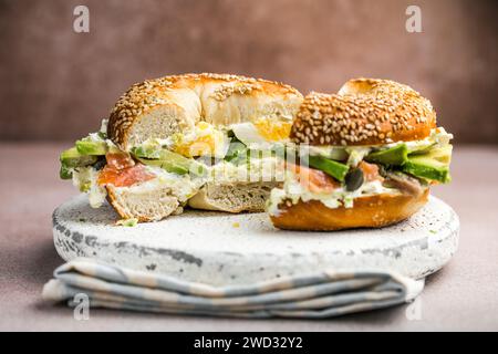 Herzhaftes Frühstück Sandwich auf einem Bagel mit Avocado, Lachs, Ei Stockfoto