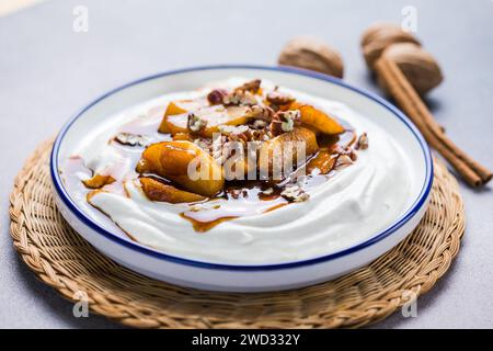 Labneh Joghurt Frischkäse mit gerösteten Äpfeln, Kopierraum. Traditioneller arabischer oder hausgemachter Labneh-Dip aus dem Nahen Osten. Griechischer Joghurt. Stockfoto