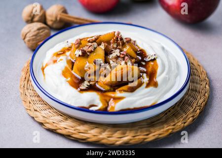 Labneh Joghurt Frischkäse mit gerösteten Äpfeln, Kopierraum. Traditioneller arabischer oder hausgemachter Labneh-Dip aus dem Nahen Osten. Griechischer Joghurt. Stockfoto