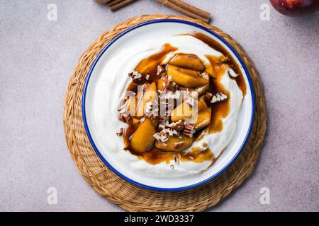 Labneh Joghurt Frischkäse mit gerösteten Äpfeln, Kopierraum. Traditioneller arabischer oder hausgemachter Labneh-Dip aus dem Nahen Osten. Griechischer Joghurt. Stockfoto