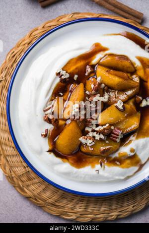 Labneh Joghurt Frischkäse mit gerösteten Äpfeln, Kopierraum. Traditioneller arabischer oder hausgemachter Labneh-Dip aus dem Nahen Osten. Griechischer Joghurt. Stockfoto