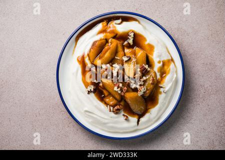 Labneh Joghurt Frischkäse mit gerösteten Äpfeln, Kopierraum. Traditioneller arabischer oder hausgemachter Labneh-Dip aus dem Nahen Osten. Griechischer Joghurt. Stockfoto