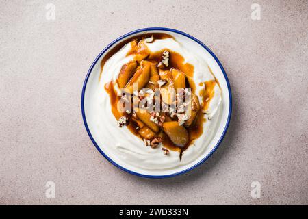 Labneh Joghurt Frischkäse mit gerösteten Äpfeln, Kopierraum. Traditioneller arabischer oder hausgemachter Labneh-Dip aus dem Nahen Osten. Griechischer Joghurt. Stockfoto