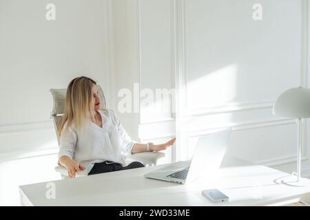 Eine schöne Frau arbeitet im Büro Stockfoto