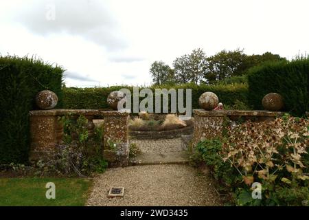 Sulgrave Manor Northamptonshire ummauerter Garten George Washington Laurance runde Betonkugeln Blumen Pflanzen historische Residenz Familienplatz Manor Stockfoto