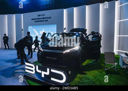 Jakarta, Indonesien. Januar 2024. Journalisten machen Fotos und Videos eines BYD Atto 3 vor dem Veranstaltungsort des BYD Grand Launch in Jakarta, Indonesien, 18. Januar 2024. Chinas BYD, ein weltweit führendes Unternehmen im Verkauf von reinen Elektrofahrzeugen (EV), brachte in Jakarta drei neue elektrische Personenkraftwagen auf den Markt: SEAL, Atto 3 und Dolphin. Indonesien wird am Donnerstag in der Region Südostasien weiter expandieren. Quelle: Xu Qin/Xinhua/Alamy Live News Stockfoto