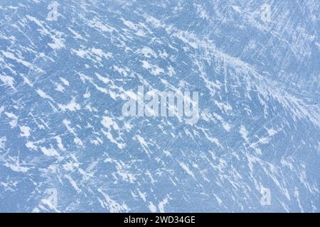 Gefrorenes Seeis mit Schnee aus der Vogelperspektive. Winterhintergrund. Stockfoto