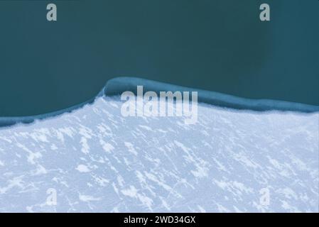 Winterhintergrund. Von gefrorener See-Eis-Textur mit Schnee aus der Luft. Stockfoto