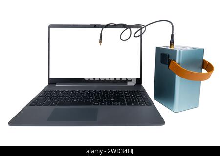 Laptop mit einem leeren weißen Bildschirm neben einer großen Powerbank (Ladestation) mit USB-Kabel, isoliert auf weißem Hintergrund. Mobile Stromversorgung Stockfoto