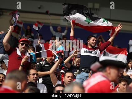 Doha, Katar. Januar 2024. Unterstützer Syriens jubeln das Team vor dem Spiel der Gruppe B zwischen Syrien und Australien beim AFC Asiencup Katar 2023 in Doha, Katar, am 18. Januar 2024 an. Quelle: Jia Haocheng/Xinhua/Alamy Live News Stockfoto