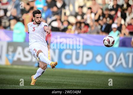 Doha, Katar. Januar 2024. Syriens Mouaiad Alajaan schießt während des Gruppenspiels zwischen Syrien und Australien beim AFC Asiencup Qatar 2023 in Doha, Katar, 18. Januar 2024. Quelle: Jiang Han/Xinhua/Alamy Live News Stockfoto