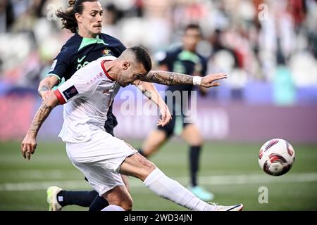 Doha, Katar. Januar 2024. Syriens Ezequiel Ham schießt beim Spiel der Gruppe B zwischen Syrien und Australien beim AFC Asian Cup Qatar 2023 in Doha, Katar, 18. Januar 2024. Quelle: Jiang Han/Xinhua/Alamy Live News Stockfoto