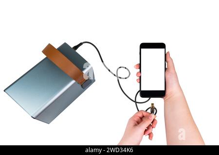 Smartphone mit einem leeren weißen Bildschirm in der einen Hand und einem USB-Kabel, das mit einer Powerbank verbunden ist, auf weißem Hintergrund. Mobile Stromversorgung Stockfoto