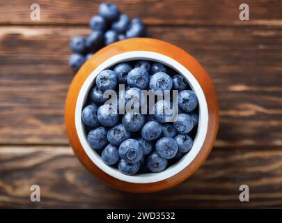 Ein Topf Heidelbeeren auf einem alten Holztisch. Selektiver Fokus. Stockfoto