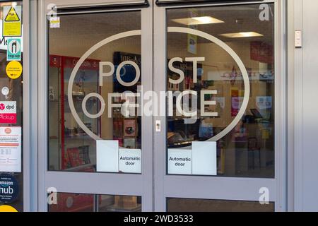 Windsor, Berkshire, Großbritannien. Januar 2024. Ein Postamt in Windsor, Berkshire. Zwischen 1999 und 2015 verfolgte das Postamt Hunderte von Postmastern und Postherrinnen, die auf dem fehlerhaften Horizon-IT-System von Fujitsu basierten. Einige von ihnen verbrachten zu Unrecht Zeit im Gefängnis, weil sie Betrug begangen hatten. Der europäische CEO von Fujitsu in Europa, Paul Patterson, hat erklärt, dass die Firma eine „moralische Verpflichtung“ habe, zu einem Entschädigungssystem für Opfer der Post beizutragen, und er hat sich für die Rolle des Unternehmens bei „diesem schrecklichen Rechtsfehler“ entschuldigt. Quelle: Maureen McLean/Alamy Live News Stockfoto