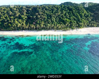 Eine Luftaufnahme von Puka Beach in Boracay, den Philippinen Stockfoto