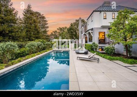 Luxuriöses Haus mit Pool und Outdoor Entspannungsbereich im Hof Stockfoto