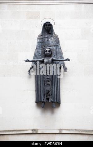 Madonna und Kind Skulptur von Jacob Epstein in den Büros des Königsfonds. Cavendish Square, London. UK. (137) Stockfoto