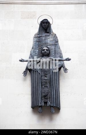 Madonna und Kind Skulptur von Jacob Epstein in den Büros des Königsfonds. Cavendish Square, London. UK. (137) Stockfoto