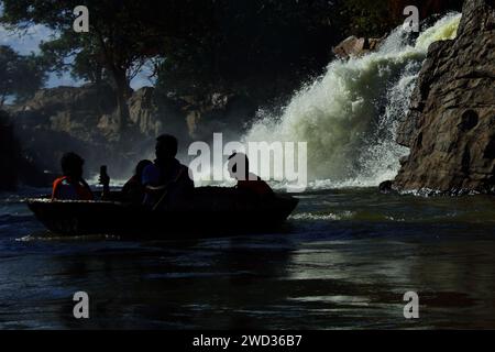 coracle Bootsfahrt auf dem kaveri River Canyon, vor dem hogenakkal Wasserfall in tamil nadu, südindien Stockfoto