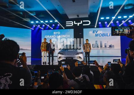 Jakarta, Indonesien. Januar 2024. Gäste posieren für Fotos mit einem neuen BYD-Elektroauto während der BYD-Markteinführung in Jakarta, Indonesien, 18. Januar 2024. Chinas BYD, ein weltweit führendes Unternehmen im Verkauf von reinen Elektrofahrzeugen (EV), brachte in Jakarta drei neue elektrische Personenkraftwagen auf den Markt: SEAL, Atto 3 und Dolphin. Indonesien wird am Donnerstag in der Region Südostasien weiter expandieren. Quelle: Xu Qin/Xinhua/Alamy Live News Stockfoto