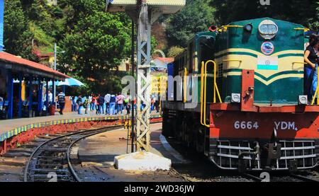 nilgiri Bergbahn, unesco-Weltkulturerbe von tamil nadu, südindien. Beliebter Spielzeugzug mit Meterspur am Bahnhof Coonoor Stockfoto