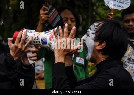 Bandung, West-Java, Indonesien. Januar 2024. Ein indonesischer Mimienkünstler, Wanggi Hoed, führt eine Aktion durch, bei der er 2 km vom Gedung Indonesia Menggugat in Richtung Gedung Sate, Bandung, zurückgeht. Die Aktion zum Gedenken an die siebzehnte Kamisan-Aktion wurde auch zum Symbol des Niedergangs der Demokratie in Indonesien. Die Kamisan-Aktion fand erstmals am 18. Januar 2007 in Jakarta statt, um Gerechtigkeit für Opfer von Menschenrechtsverletzungen zu fordern, und fand in verschiedenen Städten Indonesiens statt, darunter Bandung. (Kreditbild: © Dimas Rachmatsyah/ZUMA Press Wire) NUR REDAKTIONELLE VERWENDUNG! N Stockfoto