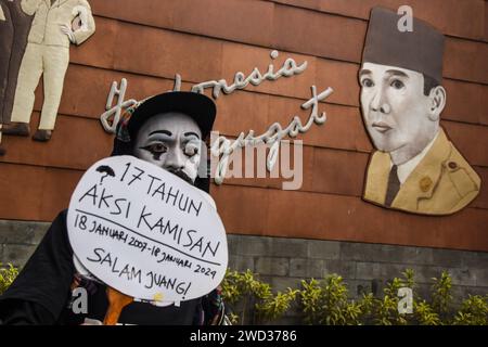 Bandung, West-Java, Indonesien. Januar 2024. Ein indonesischer Mimienkünstler, Wanggi Hoed, führt eine Aktion durch, bei der er 2 km vom Gedung Indonesia Menggugat in Richtung Gedung Sate, Bandung, zurückgeht. Die Aktion zum Gedenken an die siebzehnte Kamisan-Aktion wurde auch zum Symbol des Niedergangs der Demokratie in Indonesien. Die Kamisan-Aktion fand erstmals am 18. Januar 2007 in Jakarta statt, um Gerechtigkeit für Opfer von Menschenrechtsverletzungen zu fordern, und fand in verschiedenen Städten Indonesiens statt, darunter Bandung. (Kreditbild: © Dimas Rachmatsyah/ZUMA Press Wire) NUR REDAKTIONELLE VERWENDUNG! N Stockfoto