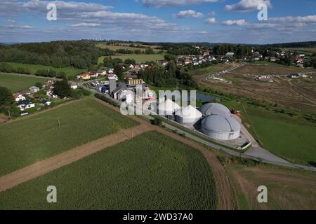 Biogasproduktion, Biogasanlagen, Bioenergie, Panorama-Landschaftsansicht der Produktionsanlage und des Kraftwerks für Biogas aus der Luft, europäische Energiekrise, grün Stockfoto