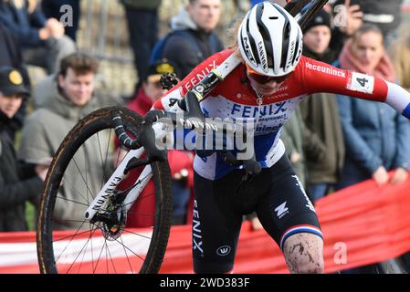 Puck Pieterse ist ein niederländischer Radfahrer, der sich auf Cyclo-Cross- und Mountainbiking spezialisiert hat. Mit 20 Jahren wurde sie die Elite Women's National Cyclocross Champion Stockfoto