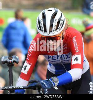 Puck Pieterse ist ein niederländischer Radfahrer, der sich auf Cyclo-Cross- und Mountainbiking spezialisiert hat. Mit 20 Jahren wurde sie die Elite Women's National Cyclocross Champion Stockfoto