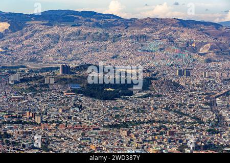 Stadtbild von Bogota, Blick vom Cerro Monserrate Hügel. Distrito Capital wurde als Bogota, D.C. Hauptstadt Kolumbiens, abgekürzt und ist eine der größten Städte Stockfoto