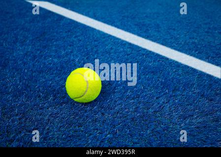 Tennis- oder Padel-Platz, Sport und gelber Ball auf dem Boden für Bewegung, Workout und Training für Mockup Athlet Hintergrund für Gesundheit und Wellness. Fitne Stockfoto