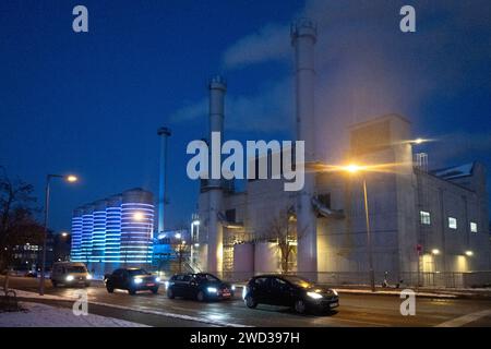 01.12.2023, Berlin, DE - BTB Heizkraftwerk Adlershof bei Daemmerung. Abend, abends, Abgase, ableiten, Abwaerme, Alltag, Aussen, Aussenaufnahme, Ausstoss, Autos, Berlin, Blaue Stunde, Daemmerung, Dampf, Dampfwolken, deutsch, Deutschland, Energie, Energieerzeugung, Energiegewinnung, Engergieversorgung, Europa, europaeisch, Fernwaerme, Fernwaermeversorgung, Gebaeude, Heizkraftwerk, Heizkraftwerk Adlershof, Industrie, Industriegebaeude, Industrieschornsteine, Jahreszeit, Kraftwerk, PKW, QF, qualm, qualmen, qualmend, Querformat, Rauch, Rauchwolken, Schlote, Schornsteine, Stadt, Stadtansicht, Stadt Stockfoto