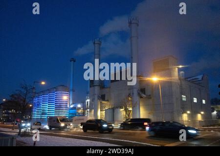 01.12.2023, Berlin, DE - BTB Heizkraftwerk Adlershof bei Daemmerung. Abend, abends, Abgase, ableiten, Abwaerme, Alltag, Aussen, Aussenaufnahme, Ausstoss, Autos, Berlin, Blaue Stunde, Daemmerung, Dampf, Dampfwolken, deutsch, Deutschland, Energie, Energieerzeugung, Energiegewinnung, Engergieversorgung, Europa, europaeisch, Fernwaerme, Fernwaermeversorgung, Gebaeude, Heizkraftwerk, Heizkraftwerk Adlershof, Industrie, Industriegebaeude, Industrieschornsteine, Jahreszeit, Kraftwerk, PKW, QF, qualm, qualmen, qualmend, Querformat, Rauch, Rauchwolken, Schlote, Schornsteine, Stadt, Stadtansicht, Stadt Stockfoto