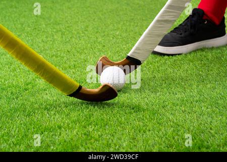 Fitness, Sport und Hockey mit Männern auf dem Feld und Training für Wettkampf, Herausforderung und Workout. Kampf, Spiele und Sport mit Hockeyschuhen Stockfoto