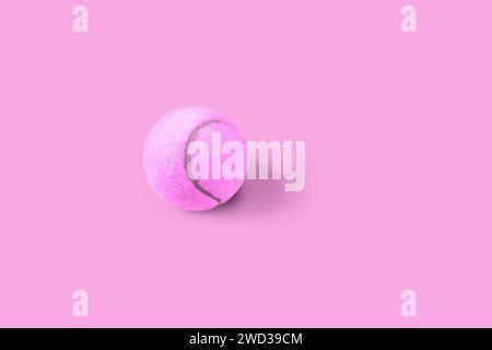 Pinker Tennisball mit Schatten auf rosa Hintergrund. Einfache Stop-Motion-Sport-Animation Stockfoto