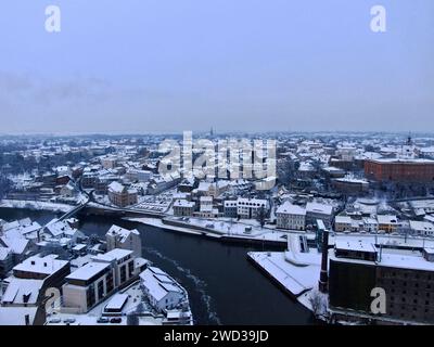 Bernburg, Deutschland. Januar 2024. Blick über Bernburg im Winter (Luftaufnahme mit Drohne). Autor: Thomas Schulz/dpa/dpa/Alamy Live News Stockfoto