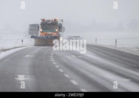 18. Januar 2024, Baden-Württemberg, Ilshofen: Ein Schneeräumfahrzeug fährt auf einer Landstraße. Foto: Marijan Murat/dpa Stockfoto