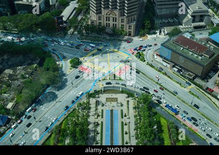 Kuala Lumpur, Malaysia - 19. Dezember 2023: Luftaufnahme der Kreuzung zwischen Jalan Ampang, Jalan P. Ramlee und Jalan Yap Kwan Seng in Kuala Lumpur. Stockfoto