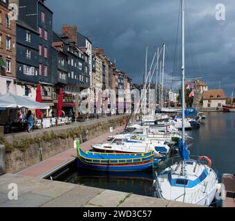 Honfleur, Hafenbecken mit Fachwerkhäusern und Fischerbooten Stockfoto