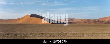 Landschaft mit kurvigem Rand zwischen Licht und Schatten auf großen roten Dünen, aufgenommen im hellen Licht des späten Frühlings in der Wüste Naukluft bei Sossusvlei, Namibia, AF Stockfoto