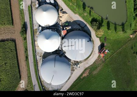 Biogasproduktion, Biogasanlagen, Bioenergie, Panorama-Landschaftsansicht der Produktionsanlage und des Kraftwerks für Biogas aus der Luft, europäische Energiekrise, grün Stockfoto