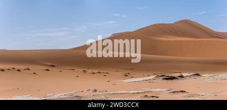 Touristen klettern am Dünenrand, aufgenommen im hellen Licht des späten Frühlings in der Wüste Naukluft bei Deadlvei, Namibia, Afrika Stockfoto