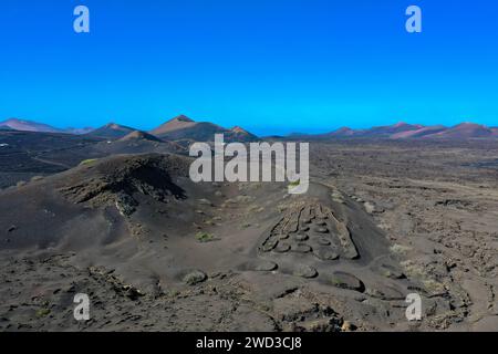 Aus der Vogelperspektive Timanfaya, Nationalpark, Caldera Blanca. Panoramablick auf Vulkane, Berge und Weinberge, Lanzarote, Kanarische Inseln, Spanien Stockfoto