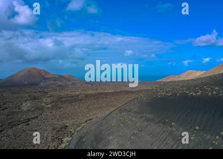 Erloschener Vulkan auf der Insel Lanzarote Blick von oben im Timanfaya Nationalpark. Drohnenaufnahme. Lanzarote, Kanarische Inseln, Spanien. Stockfoto