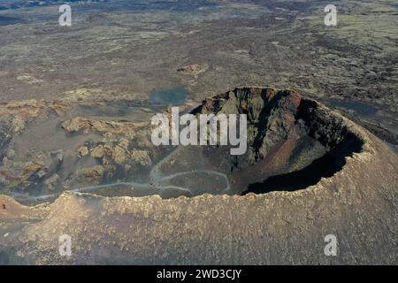 Blick von oben. Der Vulkan Monte Corona im Timanfaya Nationalpark. Drohnenaufnahme. Lanzarote, Kanarische Inseln, Spanien. Erloschener Vulkan. Kanarische Inseln Stockfoto