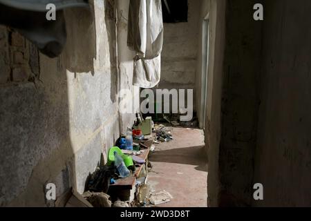 Nicht exklusiv: YAHIDNE, UKRAINE - 17. JANUAR 2024 - Untergeschoss der Schule, in dem russische Besatzer mehr als 300 Einwohner, darunter 77 Chi, hielten Stockfoto