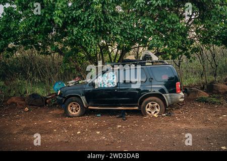 Verlassenes Auto am Strand in kauai, hawaii - 2. dezember 2023. Hochwertige Fotos Stockfoto